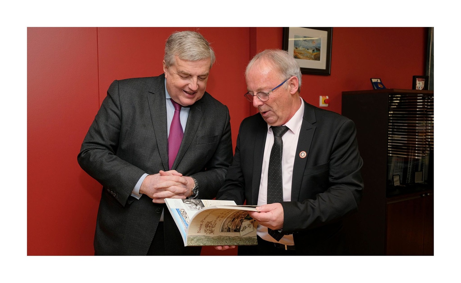 L'échange protocolaire de cadeaux entre l'ambassadeur de France et le maire de Saint-Pierre, une occasion de mieux faire connaître l'archipel